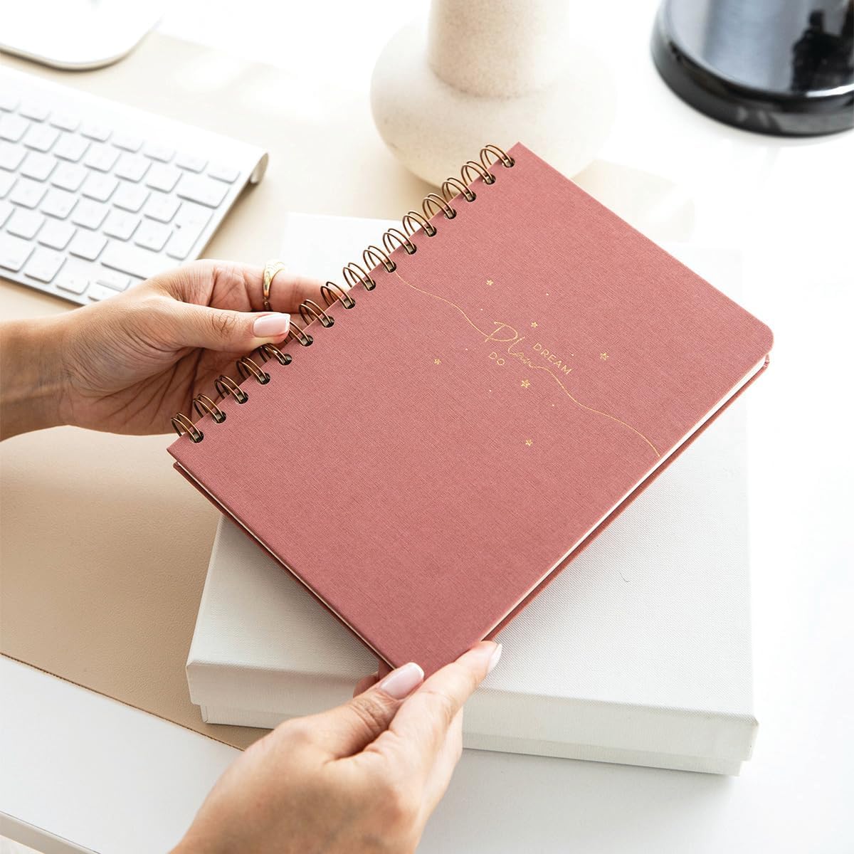 A5 Spiralli Sert Kapak Düz Çizgisiz Tarihsiz Not Defteri Pembe