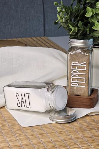 Ahşap Standlı 120 ml Cam Tuzluk Biberlik Seti – Gümüş Kapaklı, Etiketli, Şeffaf Baharatlık, Hava Geçirmez Kapaklı SALT PEPPER STANTLI