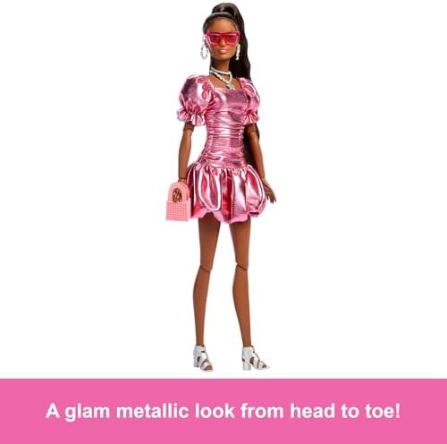 Stil İkonu bebek, Balon etekli metalik mercan rengi elbise giyen ve güneş gözlüğü, mücevher ve el çantası gibi aksesuarlar takan, at kuyruğu siyah saçlarıyla, JFP41