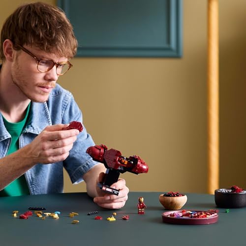 | Iron Man MK4 Büstü 76327, Yetişkin Kadınlar ve Erkekler için Baskılı Bir İsim Levhası ve Çıkarılabilir Iron Man Minifigürü İçeren Koleksiyonluk Model Yapım Seti, Hediye Fikri (436 Parça)