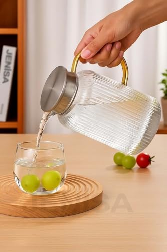 1500 ml Borosilikat Cam Çizgili Sürahi – Süzgeçli Metal Kapaklı, Dayanıklı Şık Tasarım
