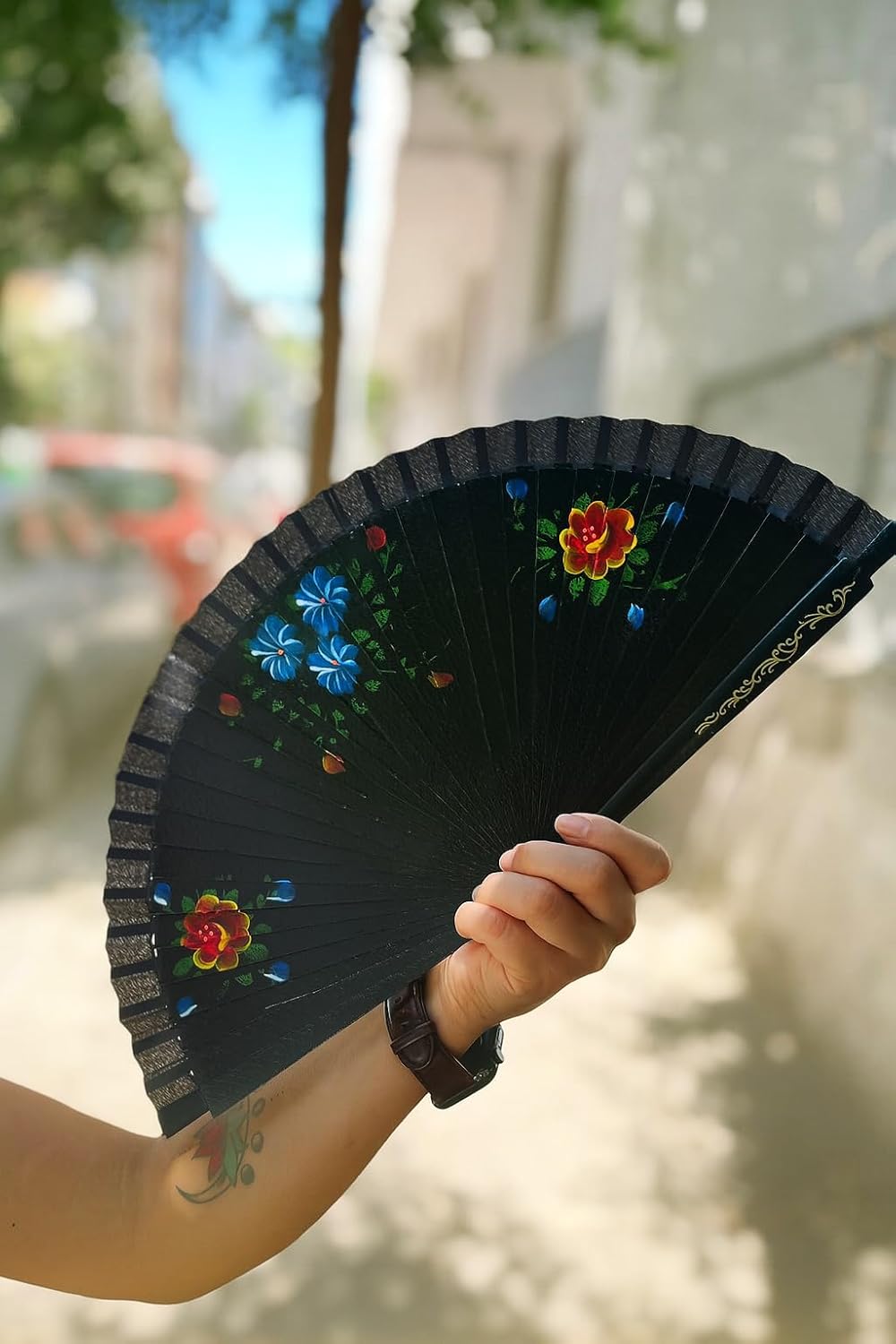 Siyah Zeminli Katlanabilir El Yelpazesi Sarı Mavi Çiçek Desenli Ahşap Saplı Dekoratif El Yelpazesi 40x22 cm Geleneksel Tasarım