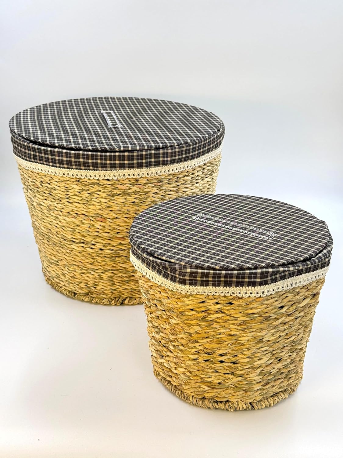 3'lü Kapaklı Hasır Sele Seti – Çamaşır ve Oyuncak Sepeti, Kirli Çamaşır Sepeti, Doğal Hasır Saklama Kutusu, El Örgüsü Dekoratif Kutu, Kıyafet, Havlu ve Ev Eşyaları (2 Li Set)